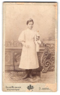 Fotografie Oscar Weidauer, Deggendorf, Bahnhofstr., Portrait Mädchen Im Weissen Kleid Mit Kerze  - Anonyme Personen