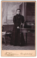 Fotografie H. Wagner, Ehrenfriedersdorf, Chemnitzerstr., Portrait Mädchen Im Schwarzen Kleid An Einem Sekretär  - Persone Anonimi