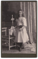 Fotografie G. Schmidbauer, Regensburg, Marschallstr. 51, Portrait Mädchen Im Weissen Kleid Mit Kerze Und Locken  - Anonyme Personen