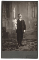 Fotografie Gustav Lang, Regensburg, Weisse Lilienstr. 93, Portrait Junger Knabe Im Anzug Mit Kerze Vor Studiokulisse  - Anonyme Personen