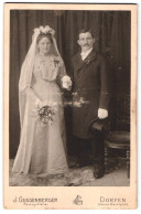 Fotografie J. Guggenberger, Dorfen, Unterer Marktplatz, Portrait Brautpaar Im Kleid Mit Schleier Und Anzug Mit Zylinder  - Anonyme Personen