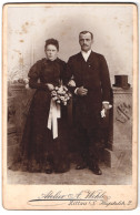 Fotografie Atelier A. Wehle, Zittau I.S. Hospitalstr. 2, Portrait Brautpaar Im Schwarzen Kleid, Mann Im Anzug Zylinder  - Personnes Anonymes