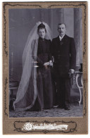 Fotografie Julius Grusche, Neugersdorf I. S., Portrait Brautpaar Wunderlich Im Schwarzen Kleid Und Anzug  - Personnes Anonymes