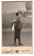 Fotografie Jean Baptiste Feilner, Oldenburg I. Gr., Rosenstr. 29, Portrait Kleiner Junge Mit Schulranzen Zum Schulanfa  - Anonieme Personen