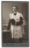 Fotografie Makart, Salzburg, Dreifaltigkeitsgasse 18, Portrait Messdiener - Ministrant Im Gewand Vor Der Messe  - Berühmtheiten