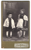 Fotografie Berliner Atelier, Mannheim, N3 No12, Portrait Kinder Ruth Und Dorothee In Tracht Mit Spielzeug Schaf  - Anonyme Personen