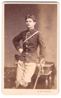 Fotografie R. Krziwanek, Wien, Hofstallstrasse, Österreichischer Soldat Mit Degen, 1876  - Oorlog, Militair