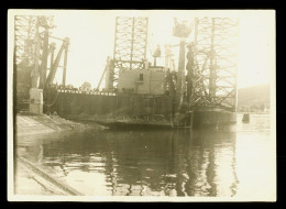 2 Grandes Photos Lancement Plateforme Maritime Petroliere Neptune Gascogne Derrick ( Format 13cm X 18cm ) Voir 4 Scans - Cycling