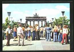 AK Berlin, Die Innerdeutsche Grenze Am Brandenburger Tor, Touristen  - Sonstige & Ohne Zuordnung