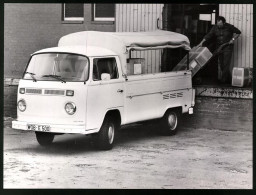 Fotografie VW Transporter Bulli T2, Volkswagen Pritschenwagen Mit Plane Wird Beladen  - Automobile