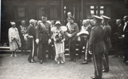 Le Roi Albert 1er La Reine Elisabeth Et Le Prince  Charles Descendant Du Train A Namur En 19*???? - Royal Families