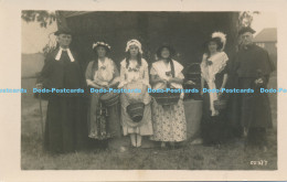 R173602 Old Postcard. Women And Men In The Costumes - World