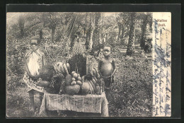 CPA Afrikanische Des Enfants Im Wald Avec Tisch Voller Obst  - Unclassified