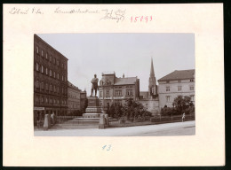 Fotografie Brück & Sohn Meissen, Ansicht Löbau, Königsplatz Fleisch - Und Wurst - Geschäft, Bismarck-Denkmal  - Orte