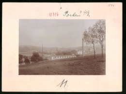 Fotografie Brück & Sohn Meissen, Ansicht Pockau, Fabrikgebäude & Eisenbahnschienen Am Ortsrand  - Orte