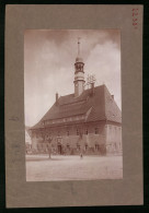 Fotografie Brück & Sohn Meissen, Ansicht Neustadt In Sa., Platz Mit Blick Auf Das Rathaus Samt Sparkasse  - Plaatsen