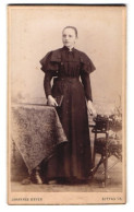 Fotografie Johannes Beyer, Zittau I. S., Lessing-Str. 2, Junge Dame Im Langen Schwarzen Kleid Mit Puffärmeln  - Anonyme Personen