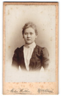 Fotografie Atelier Walther, Wilhelmshaven, Roonstr. 74 B, Junge Frau In Schwarzem Kleid über Weisser Bluse  - Anonieme Personen