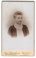 Fotografie Paul Gürschner, Werder A. H., Am Markt 6, Junge Dame In Dunkler Jacke Mit Weissem Halstuch  - Anonieme Personen