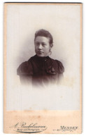 Fotografie Aug. Bockelmann, Menden, Kirchplatz 242, Dame In Schwarzem Kleid Mit Rüschendetail Auf Der Brust  - Anonymous Persons