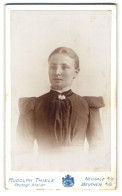 Fotografie Rudolph Thiele, Neusalz A. O., Bahnhofstr. 1, Dame In Schwarzem Kleid Mit Brosche Am Kragen  - Anonymous Persons