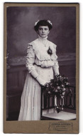 Fotografie Heinrich Klassen, Kratzau, Zittauerstr. 157, Junge Dame In Weissem Rüschenkleid Mit Blumenschmuck  - Anonieme Personen