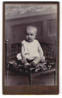 Fotografie Heinrich Klassen, Kratzau, Zittauerstr. 157, Kleines Kind Mit Grossen Augen In Weissem Kleidchen  - Anonymous Persons