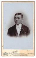 Fotografie Ferd. Stracke, Reichenberg I. B., Schützengasse 22, Junger Herr Mit Angesteckten Blumen Am Anzug  - Anonyme Personen