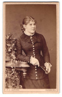 Fotografie F. L. Giffey, Hamburg, Ferdinandstr. 5, Junges Mädchen In Figurschmeichelndem Kleid Mit Goldknöpfen  - Anonieme Personen