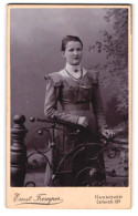 Fotografie Ernst Tremper, Hannover, Cellerstr. 19 A, Lächelnde Junge Frau Im Eleganten Kleid  - Personnes Anonymes