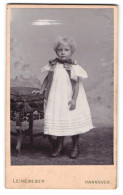 Fotografie Georg Leineweber, Hannover, Georgstr. 30, Niedliches Kleines Mädchen Mit Schleifen Am Kleid  - Anonyme Personen