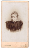 Fotografie Georg Leineweber, Hannover, Georgstr. 30, Dame Mit Kurzem Hals In Gerüschtem Kleid  - Anonymous Persons