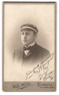 Fotografie Willy Wilcke, Hamburg, Steindamm 54 /56, Junger Student Im Nadelstreifenanzug Mit Zwickerbrille, Couleur  - Anonyme Personen