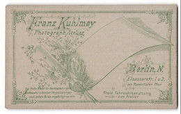 Fotografie Franz Kuhlmey, Berlin, Papyros Rollt Blumen Und Pflanzen Ein  - Anonieme Personen