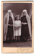 Fotografie Wilh. Bargheer, Essen, Junge Mädchen Zur Kommunion In Kleidern Mit Schleier Und Bibel In Der Hand  - Anonieme Personen