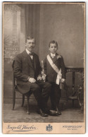 Fotografie Leopold Hueber, Atzgersdorf, Vater Mit Seinem Sohn Im Anzug Und Scherpe Zur Kommunion  - Anonieme Personen