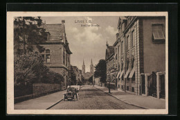 AK Lahr I. B., Schillerstrasse Mit Automobil Und Blick Auf Kirche  - Lahr