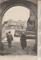 Cpa Concarneau Une Porte De La Ville Close Animée - Concarneau