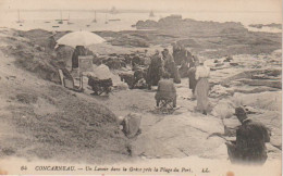 Cpa Concarneau Un Lavoir Dans La Grève Animée Avec Peintres - Concarneau