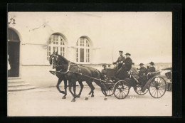 Foto-AK Soldat Auf Dem Bock Einer Pferdekutsche Fährt Geistliche Würdenträger  - Chevaux