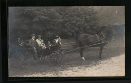 Foto-AK Familie In Einem Einspänner Vor Bauernhaus  - Pferde