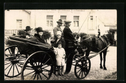 Foto-AK Familie In Einer Pferdekutsche  - Chevaux