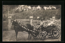 Foto-AK Frauen Und Kind In Einer Geschmückten Pferdekutsche  - Horses