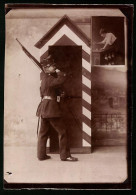 Fotografie Brück & Sohn Meissen, Ansicht Meissen I. Sa., Soldat Der Sächsischer Jäger In Uniform Rgt. 108 Am Schild  - Guerre, Militaire
