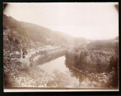 Fotografie Brück & Sohn Meissen, Ansicht Giesshübl-Sauerbrunn, Blick Auf Den Ort Am Fluss  - Orte