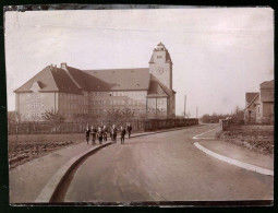 Fotografie Brück & Sohn Meissen, Ansicht Geithain I. Sa., Strassenpartie An Der Paul Guenther Schule, Schulkinder  - Places