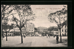 AK Landau /Pfalz., Bürger Auf Dem Max Joseph-Platz  - Landau