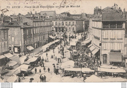 32) AUCH (GERS) PLACE DE LA REPUBLIQUE UN JOUR DE MARCHE - ( 2 SCANS ) - Auch