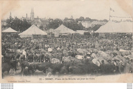 X4-79) NIORT- PLACE DE LA BRECHE - UN JOUR DE FOIRE - ( 2 SCANS ) - Niort