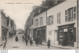 X8-36) REUILLY (EN BERRY) LA GRANDE RUE - ( ANIMATION - MAGASIN PEINTURE DUCHESNE ET MAGASIN DE MODES - 2 SCANS ) - Other & Unclassified